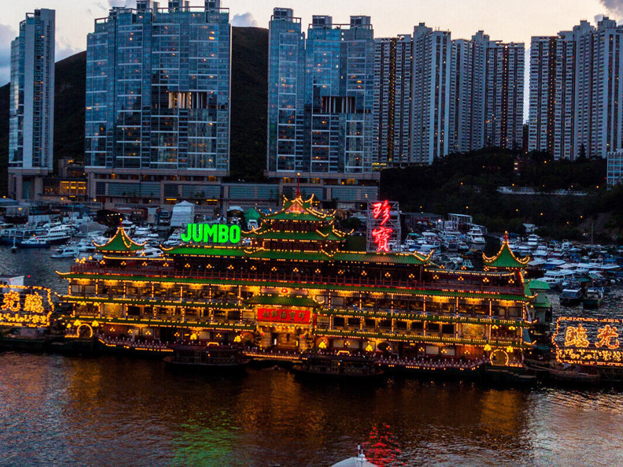 ВИДЕО: Хонконгийн "Jumbo" нэртэй аварга том хөвөгч зоогийн газар живжээ