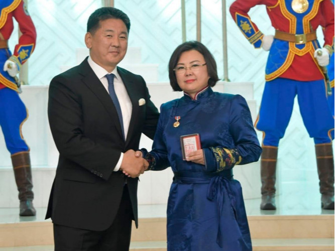 УИХ-ын гишүүн С.Одонтуяад Монгол Улсын Гавьяат эдийн засагч цол хүртээжээ 