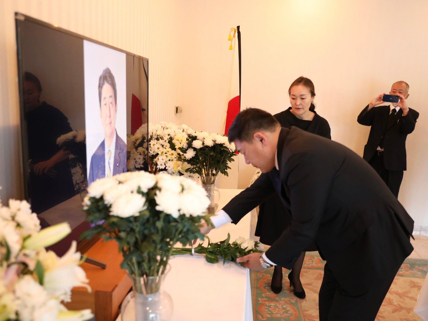 ВИДЕО: Абэ Шинзо амь насаа алдсанд эмгэнэл илэрхийлж, эмгэнэлийн дэвтэрт Л.Оюун-Эрдэнэ гарын үсэг зуржээ