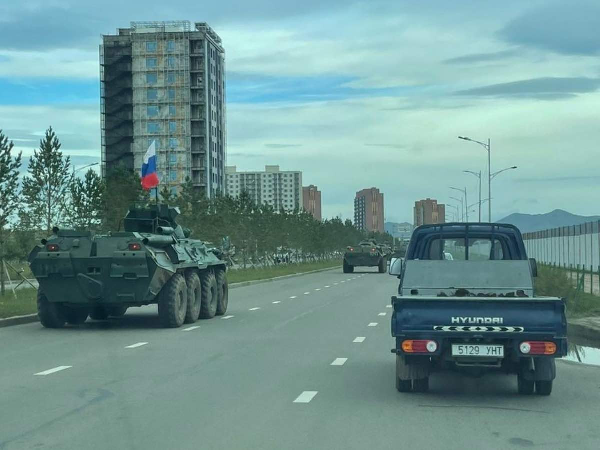 ФОТО: Оросын далбаатай цэргийн техник Яармагийн замаар явсныг иргэд эсэргүүцэж байна
