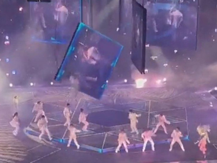 ВИДЕО: Хонконг хотод болсон тоглолтын үеэр "асар том дэлгэц" бүжигчдийн дээрээс унажээ