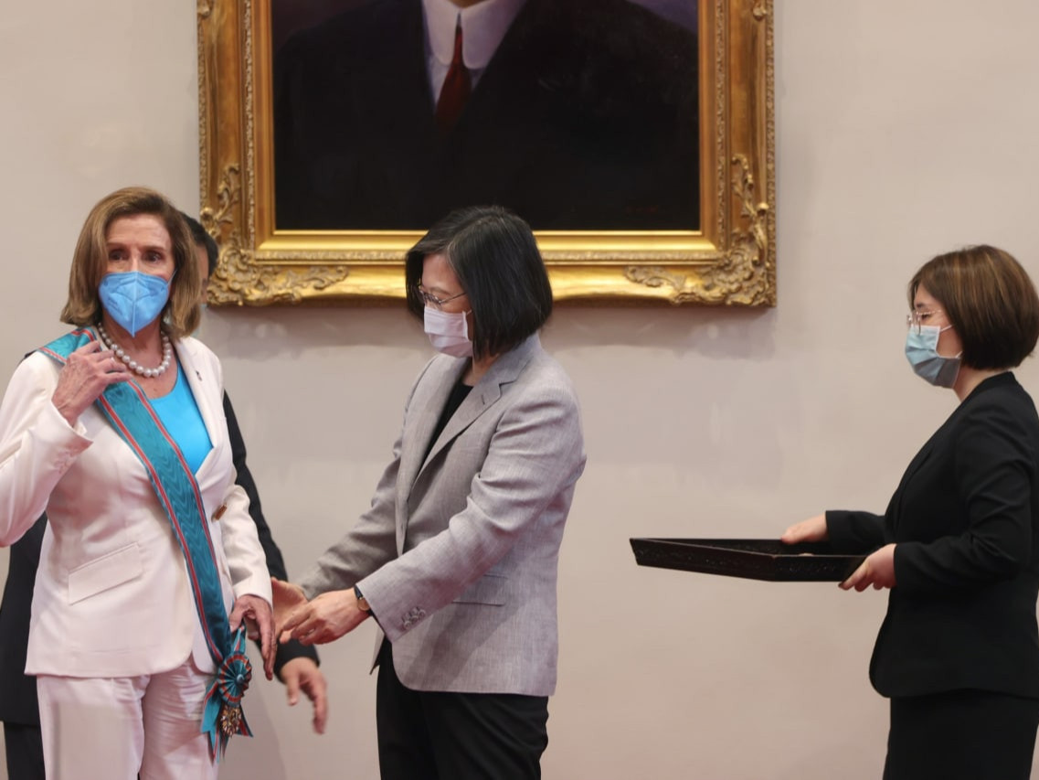 Тайваний Ерөнхийлөгч Цай Ин Вэн Нэнси Пелоситай хамт байгаа зургуудаа нийтэлжээ