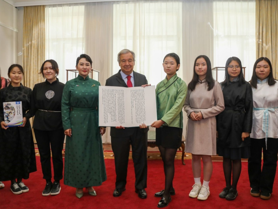 Монгол хүүхдүүд уран бичлэгээр буулгасан НҮБ-ын дүрмийг ноён А.Гутеррешид гардууллаа