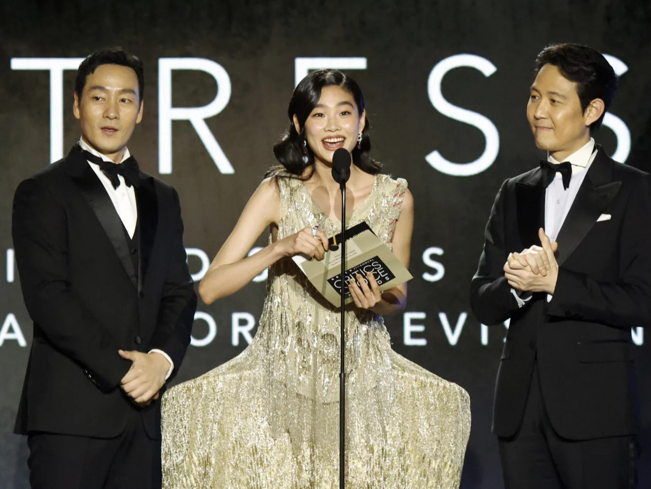 Squid Game АНУ-ын шүүмжлэгчдийн наадмаас олон улсын шилдэг олон ангит кино шагналыг хүртжээ