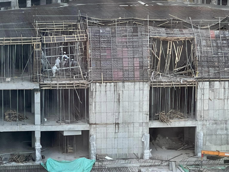 ШУУРХАЙ: Хан-Уул дүүрэгт баригдаж буй барилга нурж, хоёр ажилтан дарагджээ