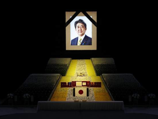 ФОТО: Японы ерөнхий сайд асан Шинзо Абэ агсантай салах ёс гүйцэтгэх Төрийн ёслол болж байна