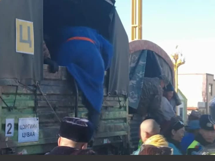 Завханаас Баян-Өлгий рүү цэргийн албанд татагдсан залуусыг тээвэрлэж явсан машин осолдож, хоёр хүн гэмтжээ