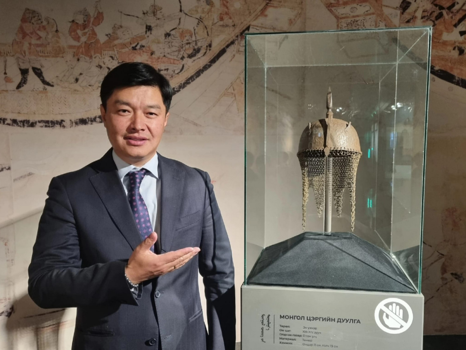 Японы дуудлага худалдаанаас авсан XIII-XIV зууны "цэргийн жанжны төмөр дуулга"-ыг "Чингис хаан" музейд хандивлажээ 