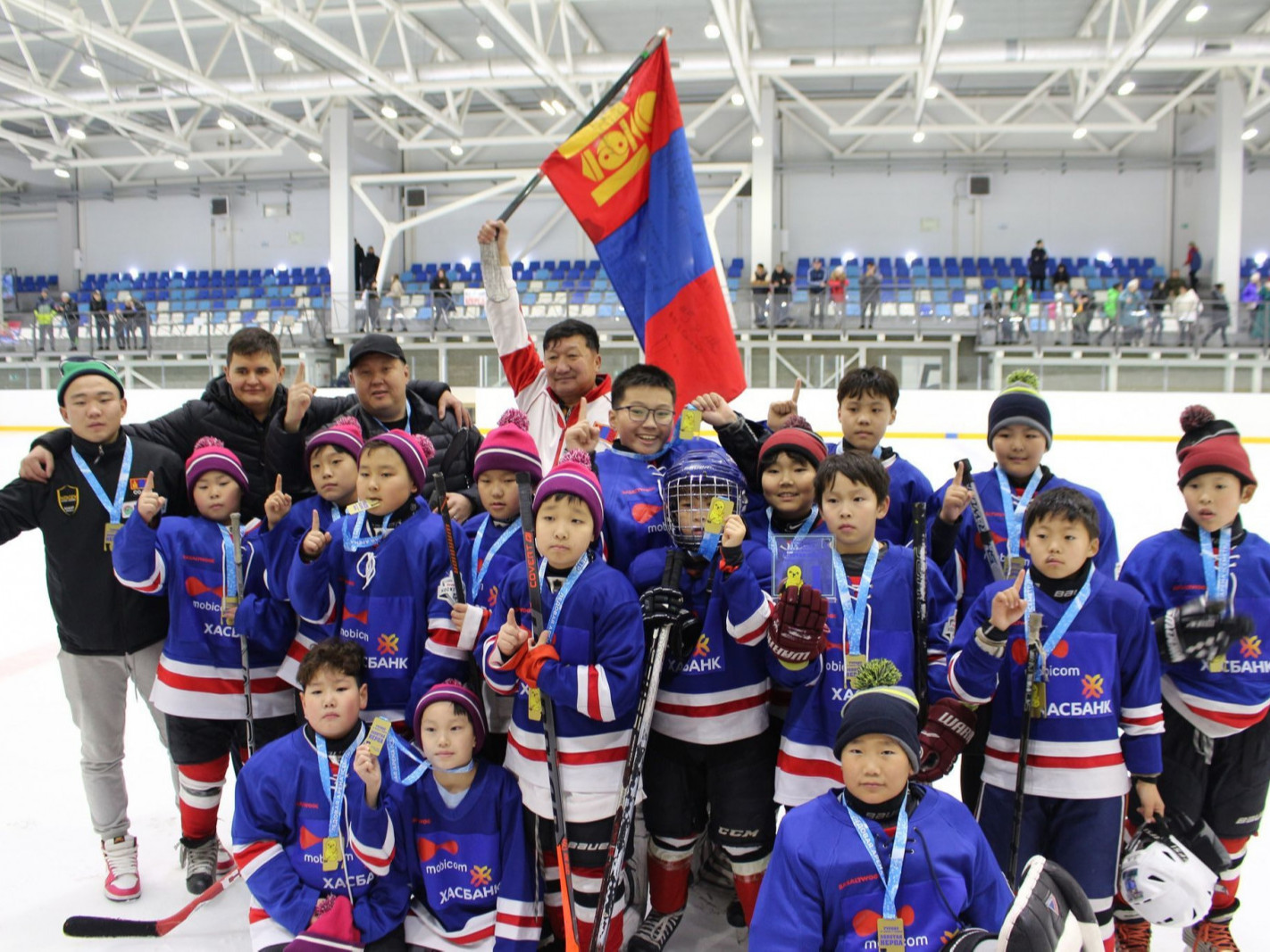 Монголын хоккейн баг Улаан-Үүд хотод болон олон улсын тэмцээнд амжилттай оролцож алтан медаль хүртлээ