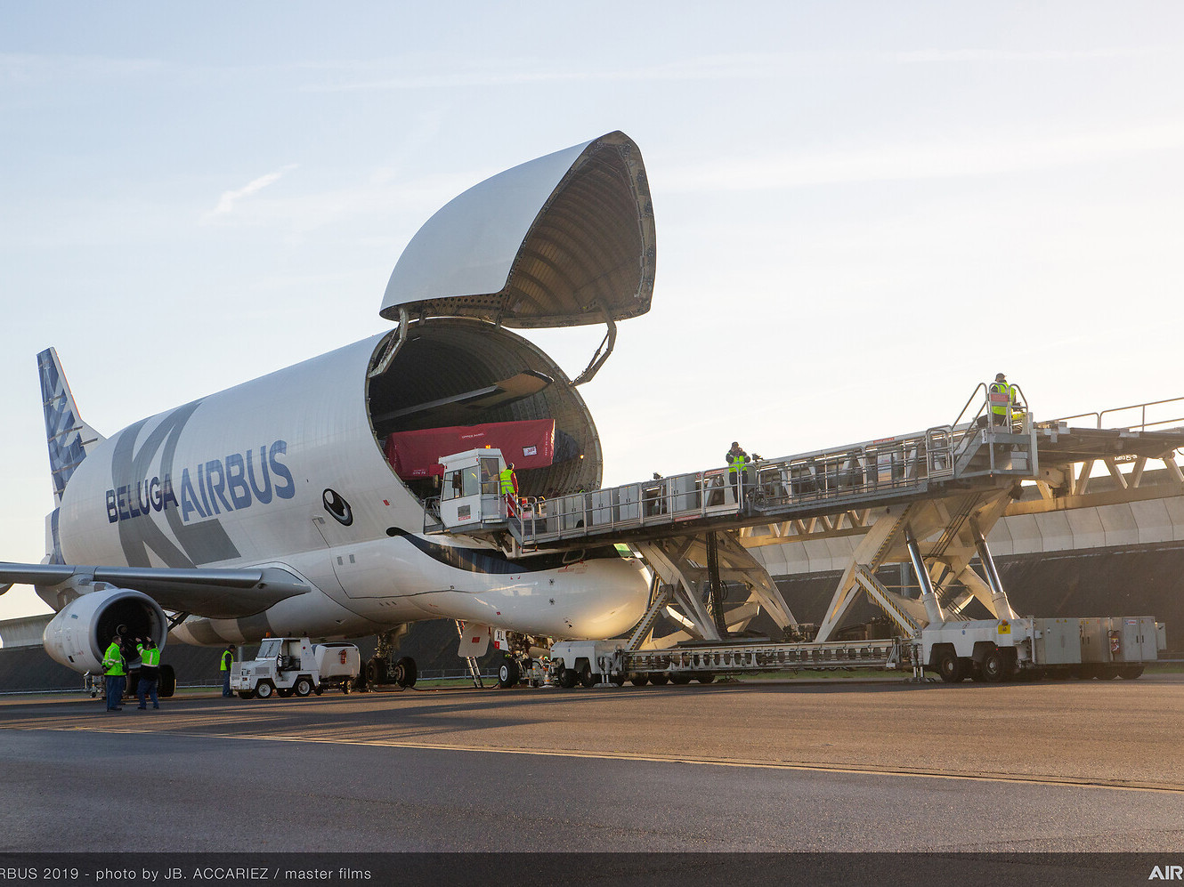 ВИДЕО: Дэлхийн хамгийн том нисэх онгоцуудын нэг “Airbus Beluga” тийрэлтэт онгоц нислэгийн үеэр аянганд цохиулжээ