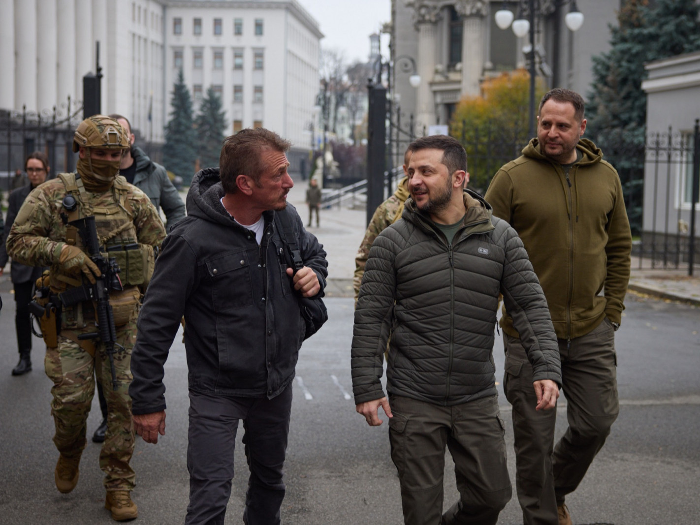 ВИДЕО: Жүжигчин Шон Пенн ялалтын бэлгэ тэмдэг болгон Зеленскийд "Оскар ...