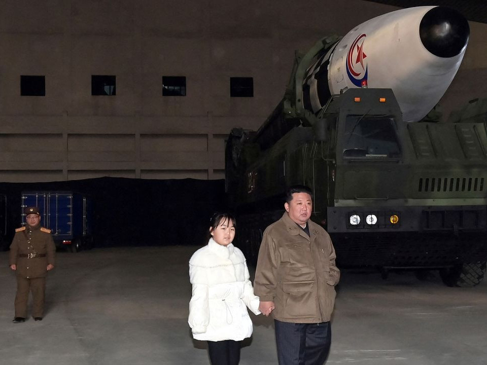 ФОТО: "Хойд Солонгосын удирдагч Ким Жон Ун өөрийн охиноо дэлхий дахинд анх удаа илчиллээ" гэж мэдээлжээ