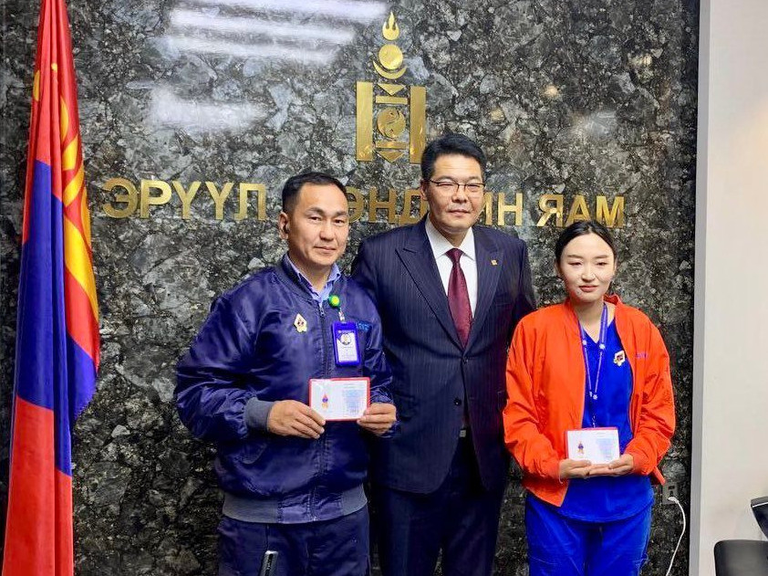 Галын аюулаас дөрвөн хүүхдийг аварсан түргэн тусламжийн эмч, жолоочийг “Эрүүл мэндийн тэргүүний ажилтан цол”-оор шагнажээ