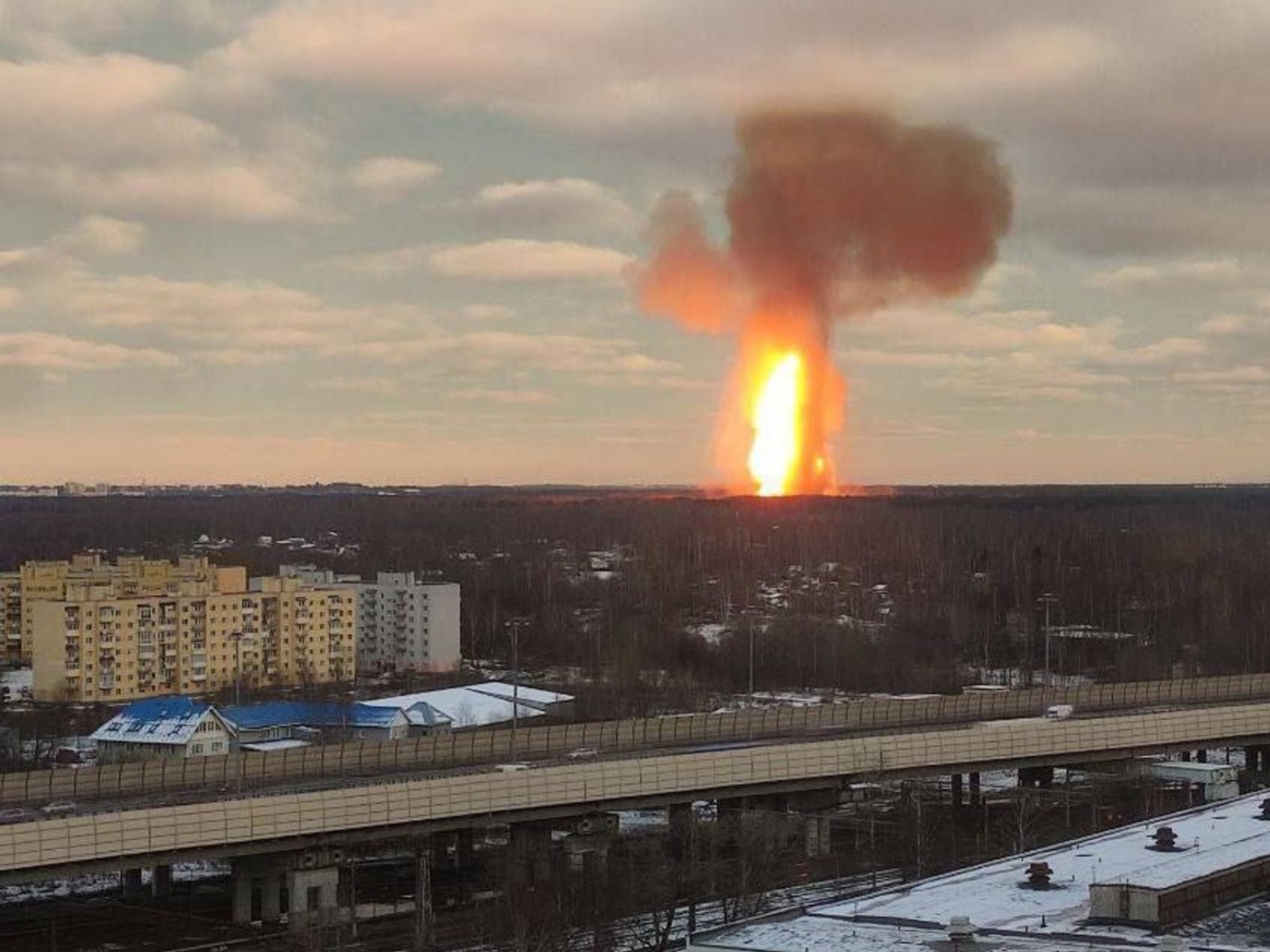 ВИДЕО: Оросын Ленинград мужид хийн хоолой дэлбэрч, их хэмжээний гал гарчээ