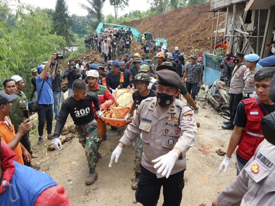 ФОТО: Индонезийн газар хөдлөлтийн улмаас 268 хүн амиа алджээ
