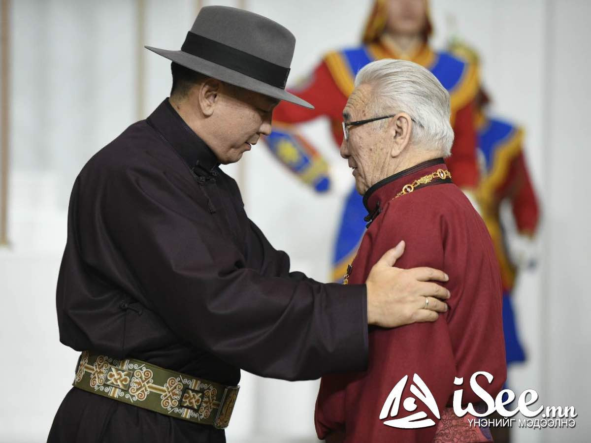 LIVE: Монгол Улсын Төрийн дээд шагнал "Чингис хаан" одонг гардуулж байна