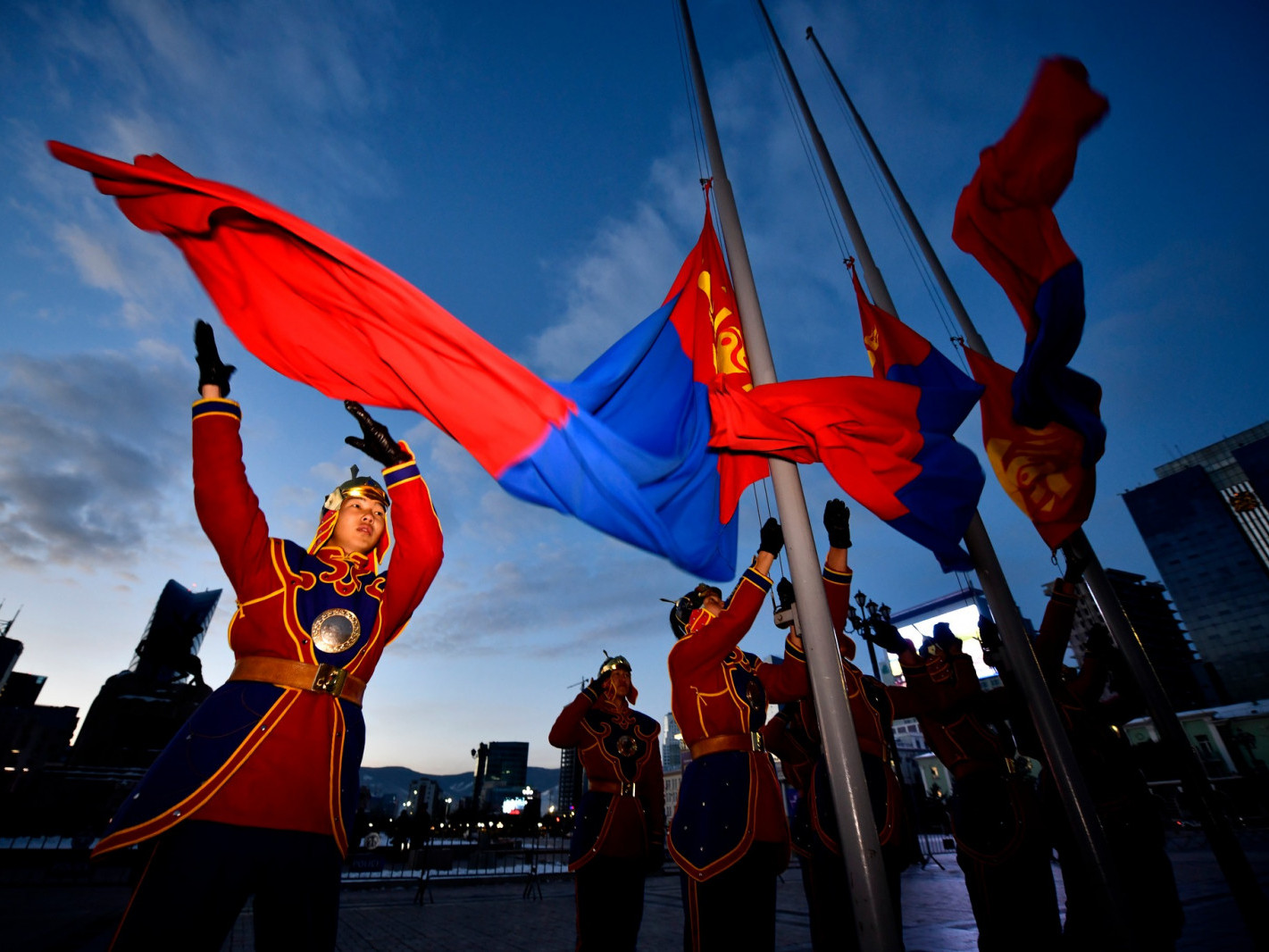ФОТО: Өнөөдөр өглөө 07:30 цагт "Монгол Улсын Төрийн далбааг мандуулах" ёслол боллоо
