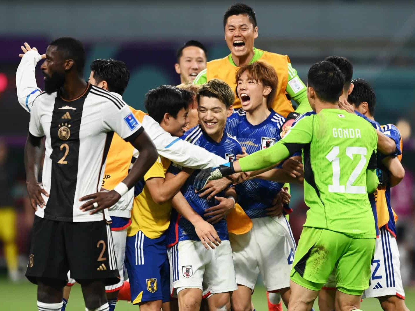 ВИДЕО: Германыг хожсон Японы багийн дэмжигчид баяраа тэмдэглэж байна