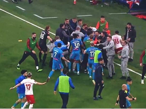 ВИДЕО: Оросын хөлбөмбөгийн клубийн тамирчид тоглолт дууссаны дараа талбай дээрээ зодолджээ