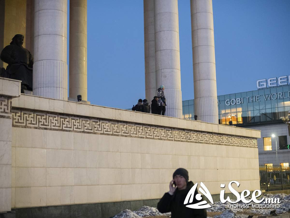 ФОТО: Сүхбаатарын талбайд нөхцөл байдал хүндэрч байгаа тул иргэдийг очихгүй байхыг анхааруулж байна
