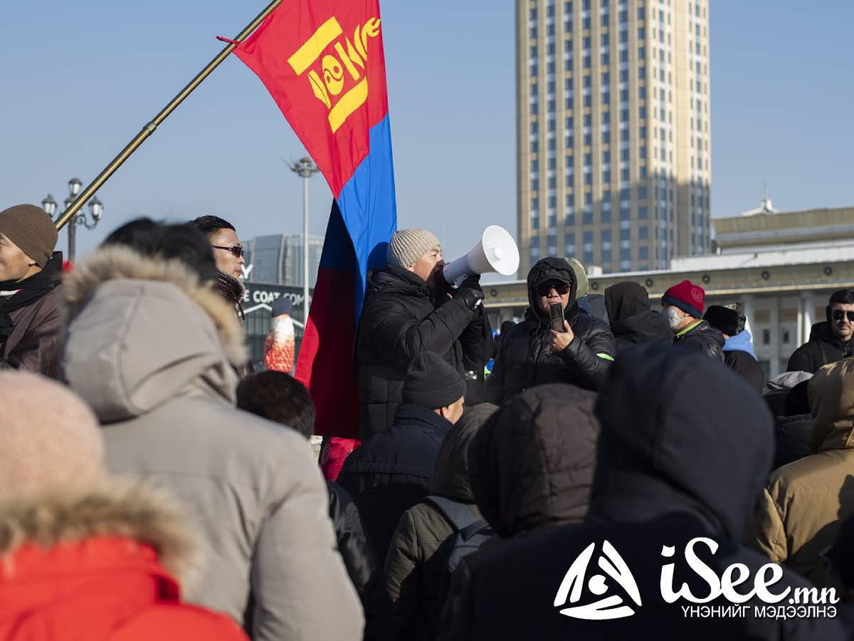 ТОДРУУЛГА: Төрийн ордон руу дайрч орсон иргэдийг гаргасан бөгөөд энэ үеэр бие нь муудсан нэг иргэнийг эмнэлгийн байгууллагад хүлээлгэн өгчээ