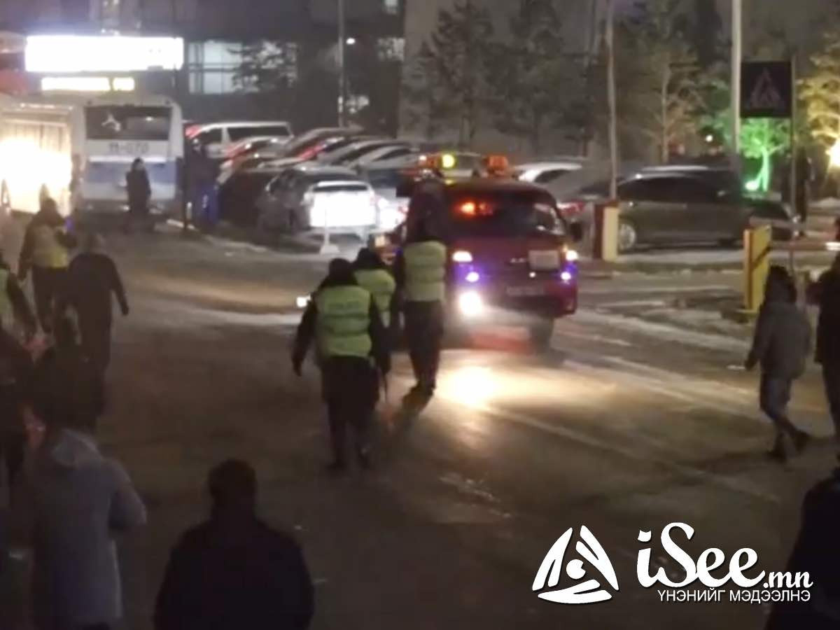 ВИДЕО: Жагсаалд оролцсон иргэдтэй тулгарсан "Ачилтын автомашин"-ын жолоочийг шалгаж эхэлжээ