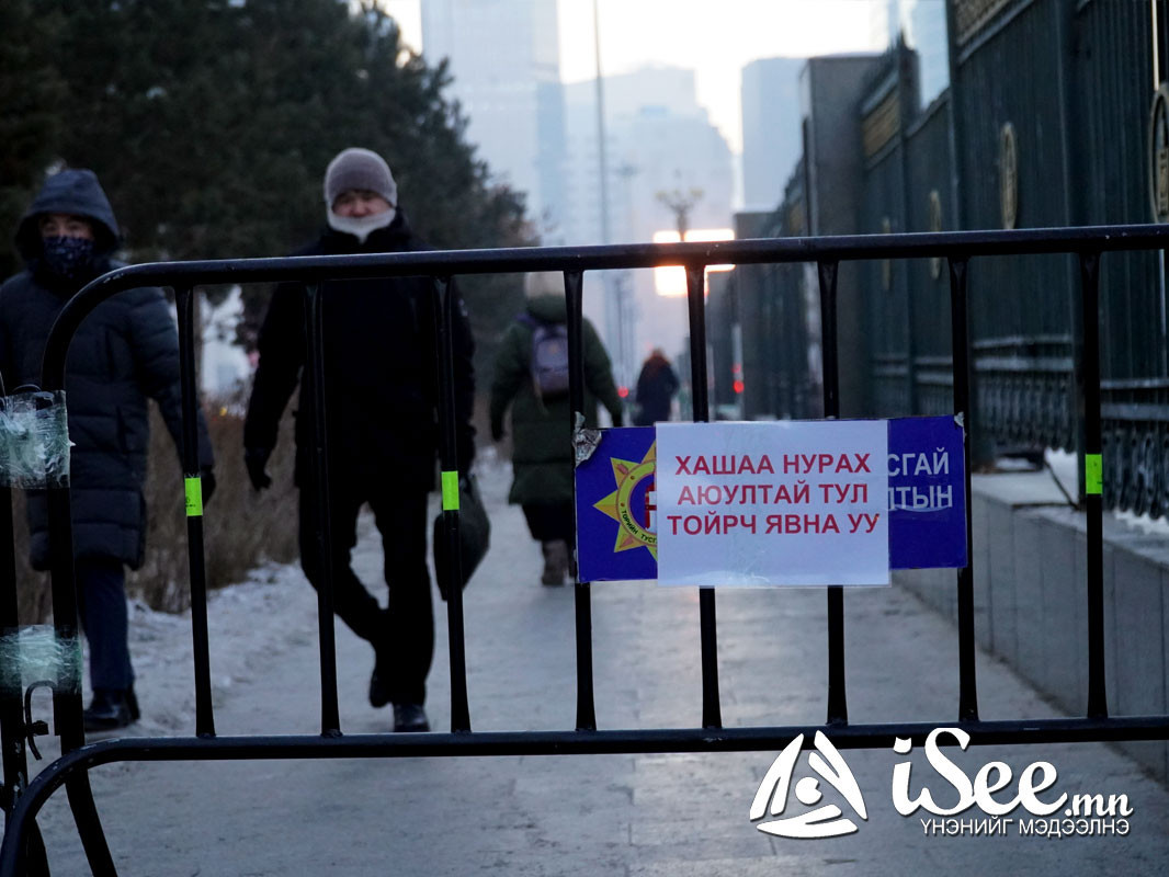 ФОТО: Төрийн ордны гадаах хүндэтгэлийн хэсгийг жагсагчид сүйтгэж,  автомашиныг эвдэлжээ
