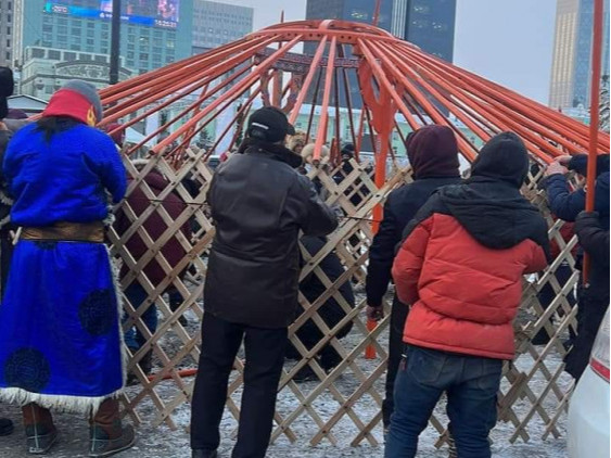 Төв талбай дээр жагсагчдад гэр барих зөвшөөрөл өгч, авто зогсоол дээр гэр барьж эхэлжээ