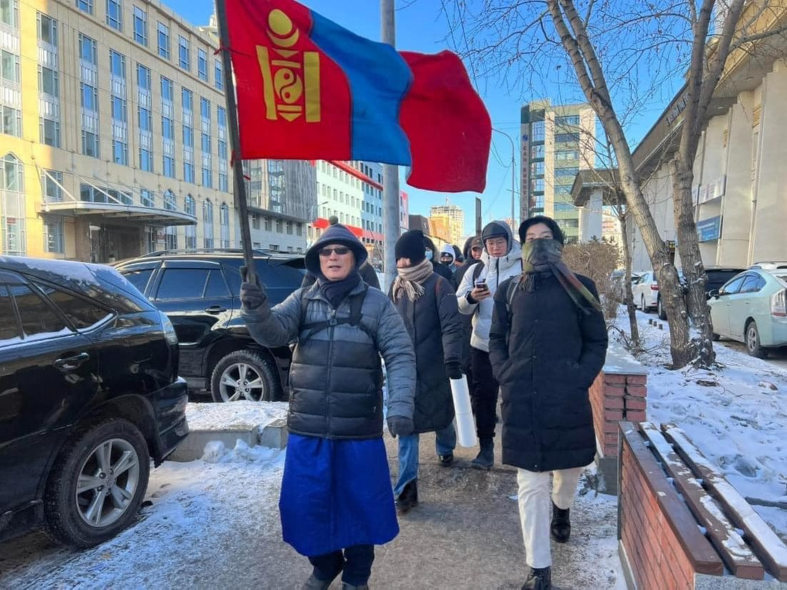 ШУТИС-ийн багш Д.Сэрдарам оюутнуудын хамт өдөр бүр гурван цаг Сүхбаатарын талбайн жагсаалд оролцож байна