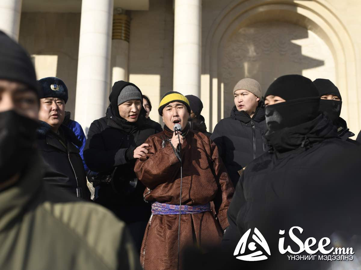 Жагсагчдад дулаалгатай гэр хоёрыг, мөн кабелийн утас, ширээ, сандал, зурагт зэргийг олгохыг НЗДТГ-аас даалгажээ