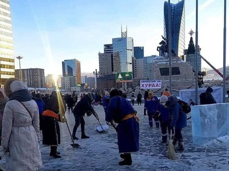  Жагсагчид ТҮК-ийн ажилчдад тусалж Төв талбайн цасыг цэвэрлэжээ