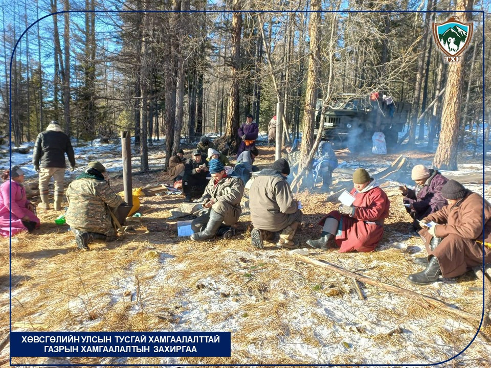 ФОТО: Байгалийн дурсгалт газар самар түүж байсан 11 автомашинтай 90 орчим иргэнийг уулнаас буулгажээ