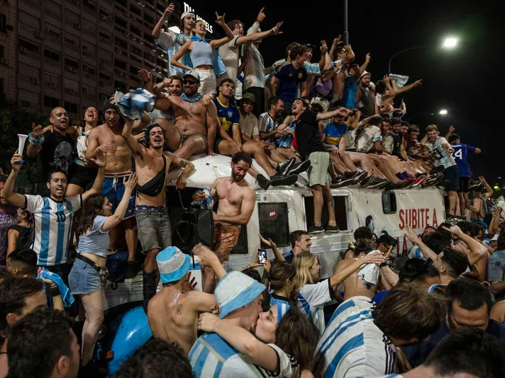 ФОТО: Аргентинчууд баяраа тэмдэглэж төв талбайдаа Мессигийн дүрсийг гаргаж, шөнийн турш дуулж, бүжиглэжээ