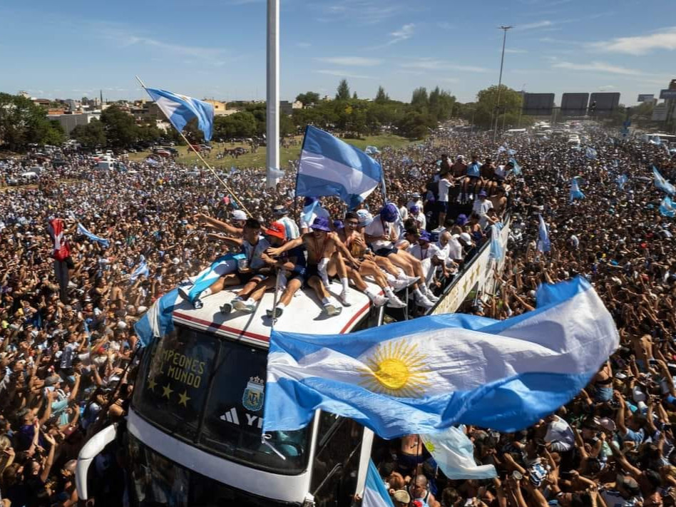 ВИДЕО: Аргентины баярын жагсаалын үеэр 30 хүн гэмтэж, нэг хүн нас барж, тоглогчид автобусаа орхин нисдэг тэргээр явжээ