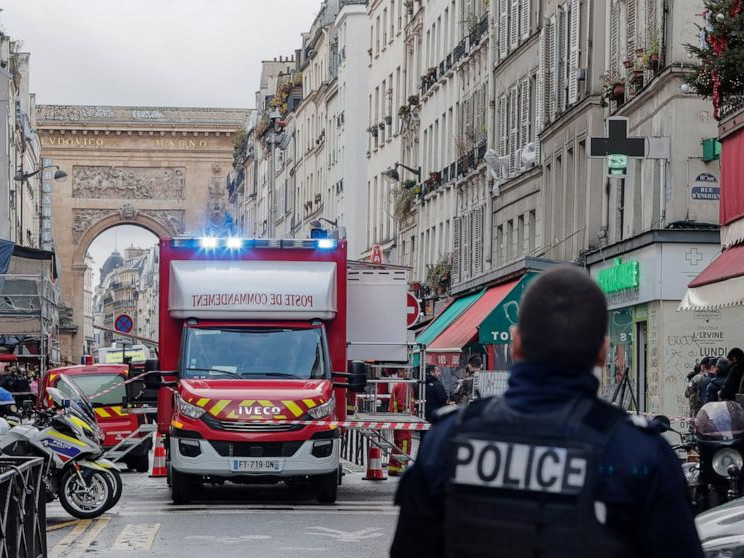 Парис хотод буутай этгээд халдлага үйлдсэний гурван хүн амиа алдаж, хэд хэдэн хүн шархаджээ