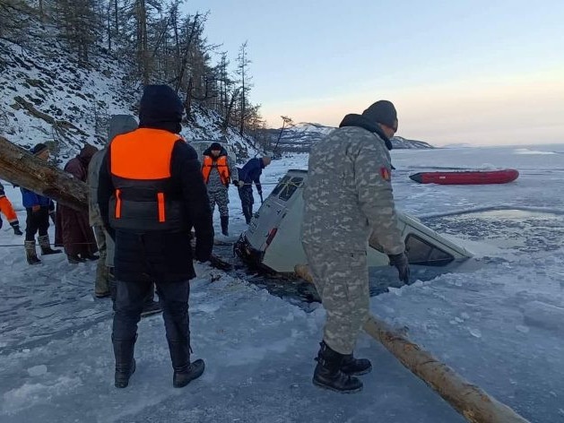 Хөвсгөл нуурын мөс цөмөрч, сураггүй алга болсон иргэний цогцсыг гаргажээ