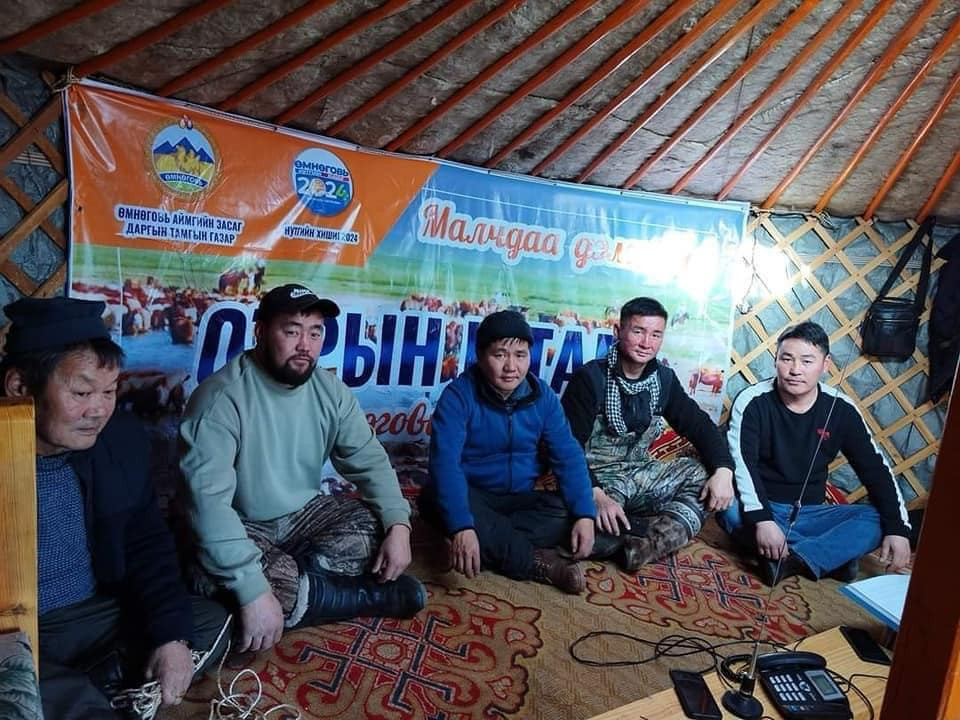 Дундговь аймагт отрын штаб байгуулагдаж, малчдад хямд үнээр өвс олгох ажлыг эхлүүлжээ