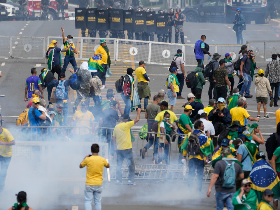 ВИДЕО: Бразилын ерөнхийлөгчийн сонгуулийн үр дүнг иргэд нь эсэргүүцэж, үймээн дэгдээжээ