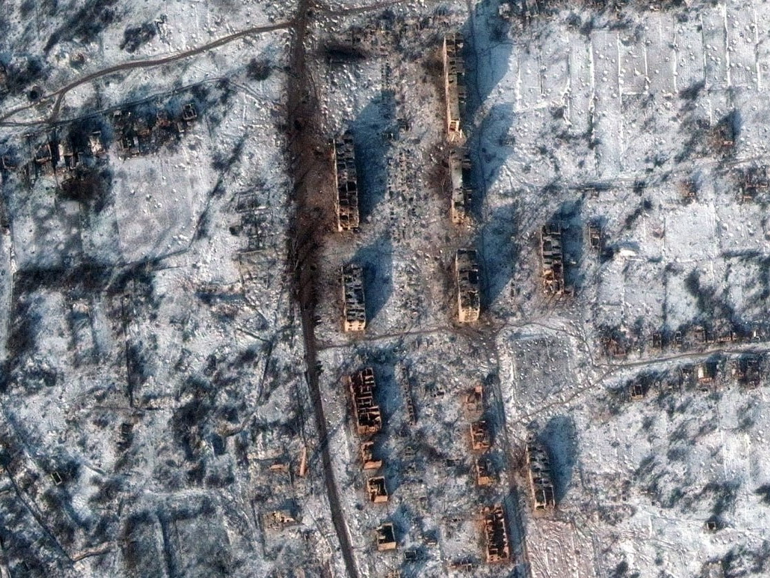 ФОТО: Украины дайны халуун цэг Соледар хэрхэн сүйдэж буйг хиймэл дагуулын зурагт харуулжээ