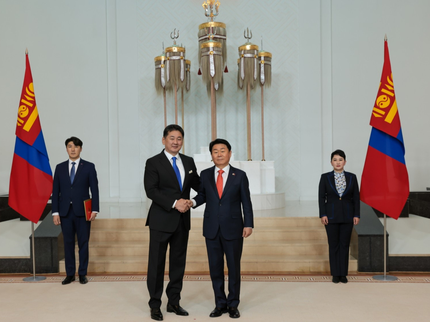 ФОТО: БНСУ-аас  Монгол Улсад суух Элчин сайд Ким Жун Гү Ерөнхийлөгч У.Хүрэлсүхэд Итгэмжлэх жуух бичгээ өргөн барив