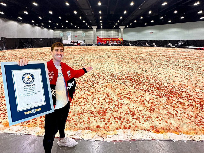 “Pizza Hut”  дэлхийн хамгийн том пиццагаар Гиннесийн дээд амжилтыг шинэчиллээ