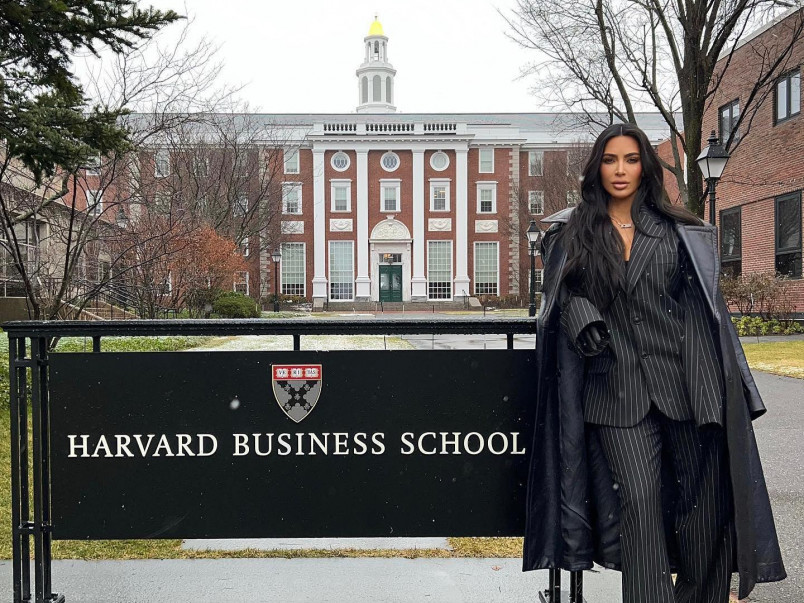Ким Кардашиан “Skims” брэндээ Харвардын Бизнесийн сургуульд танилцуулжээ
