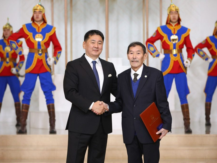 Монгол Улсын Ерөнхийлөгч У.Хүрэлсүх эрдэмтдэд “Академич” хэргэм хүртээлээ