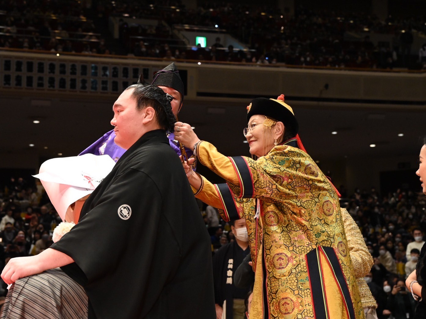 ВИДЕО: Япон, Монголын алдартнууд их аварга Хакухо М.Даваажаргалын үсэнд хайч хүргэв