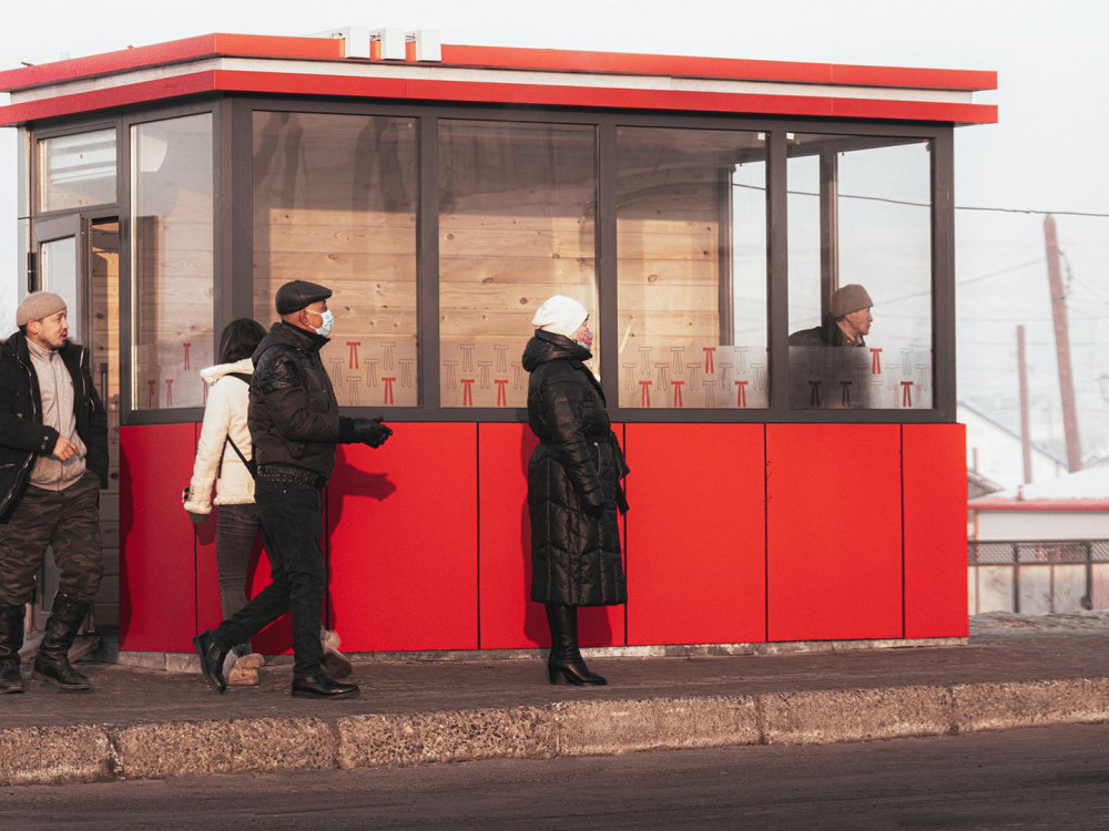 ФОТО: KFC брэнд 24 цаг тасралтгүй дулаанаар үлээдэг “Дулаан автобусны зогсоол”-ыг СХД-т бүтээн байгуулжээ