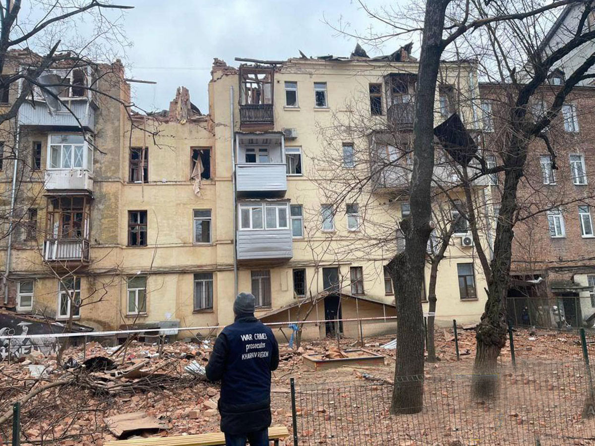 ВИДЕО: Украины Харьков хотод орон сууцны барилга руу пуужин унаж нэг хүн амиа алдаж, гурван хүн шархаджээ