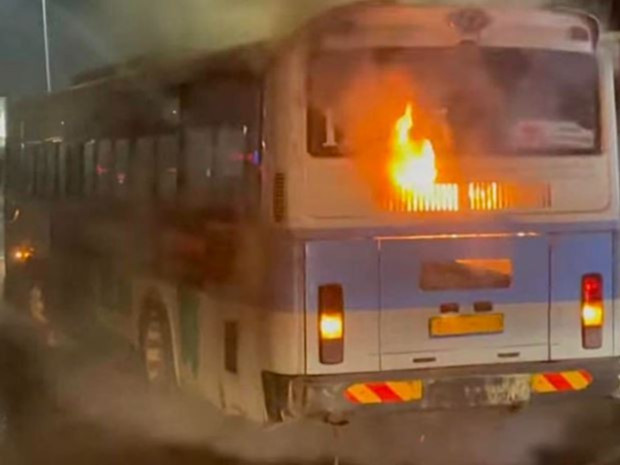 ВИДЕО: Яармагийн замд зорчигч тээвэрлэж явсан автобус шатжээ