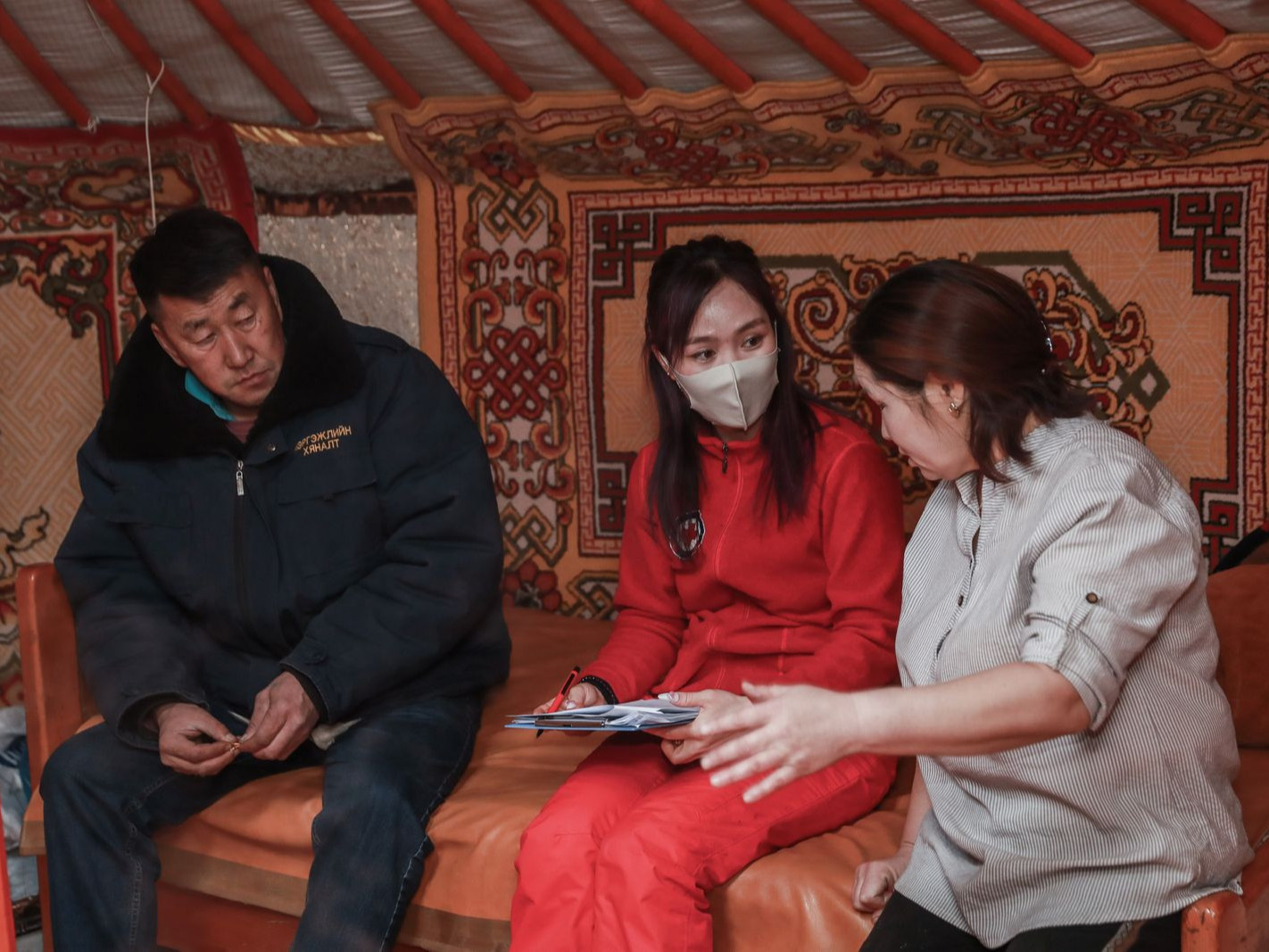 Монголын улаан загалмай нийгэмлэгээс өвөлжилт хүндэрсэн аймгийн малчдад БЭЛЭН МӨНГӨНИЙ тусламж үзүүлж байна