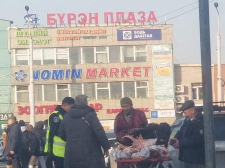 Худалдаа эрхлэгчдийг дарамталж байгаа бус хохирогчдоос тайлбар авч байгаа зургийг цахим сүлжээнд ташаа мэдээлжээ