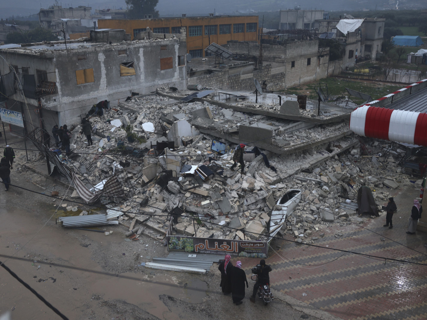 7.8 магнитудын хүчтэй газар хөдлөлтийн улмаас Турк, Сирийн даяар 1388 хүн амиа алдаад байна
